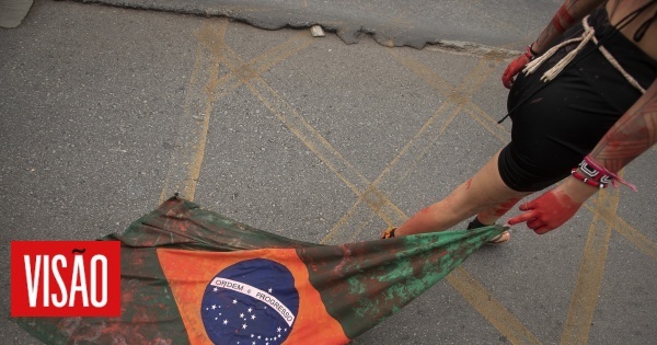 Mulher transexual morta a tiro em bar no Brasil - VISÃO