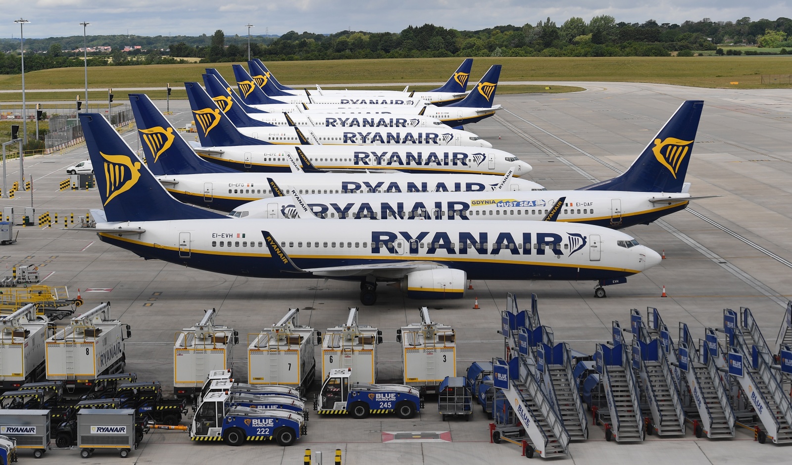 Visão  Sindicatos dos tripulantes ameaçam ação a nível europeu no verão  na Ryanair