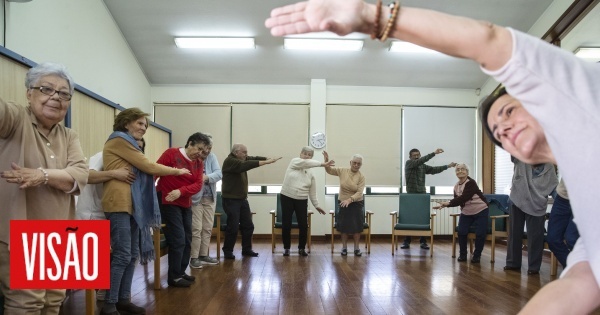 Avô idoso e crianças fazendo ioga para meditação juntos na sala de