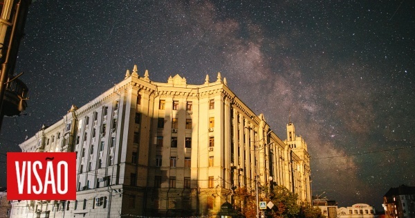 Kharkiv às escuras por causa da guerra permitiu a um fotógrafo captar estas imagens deslumbrantes da Via Láctea