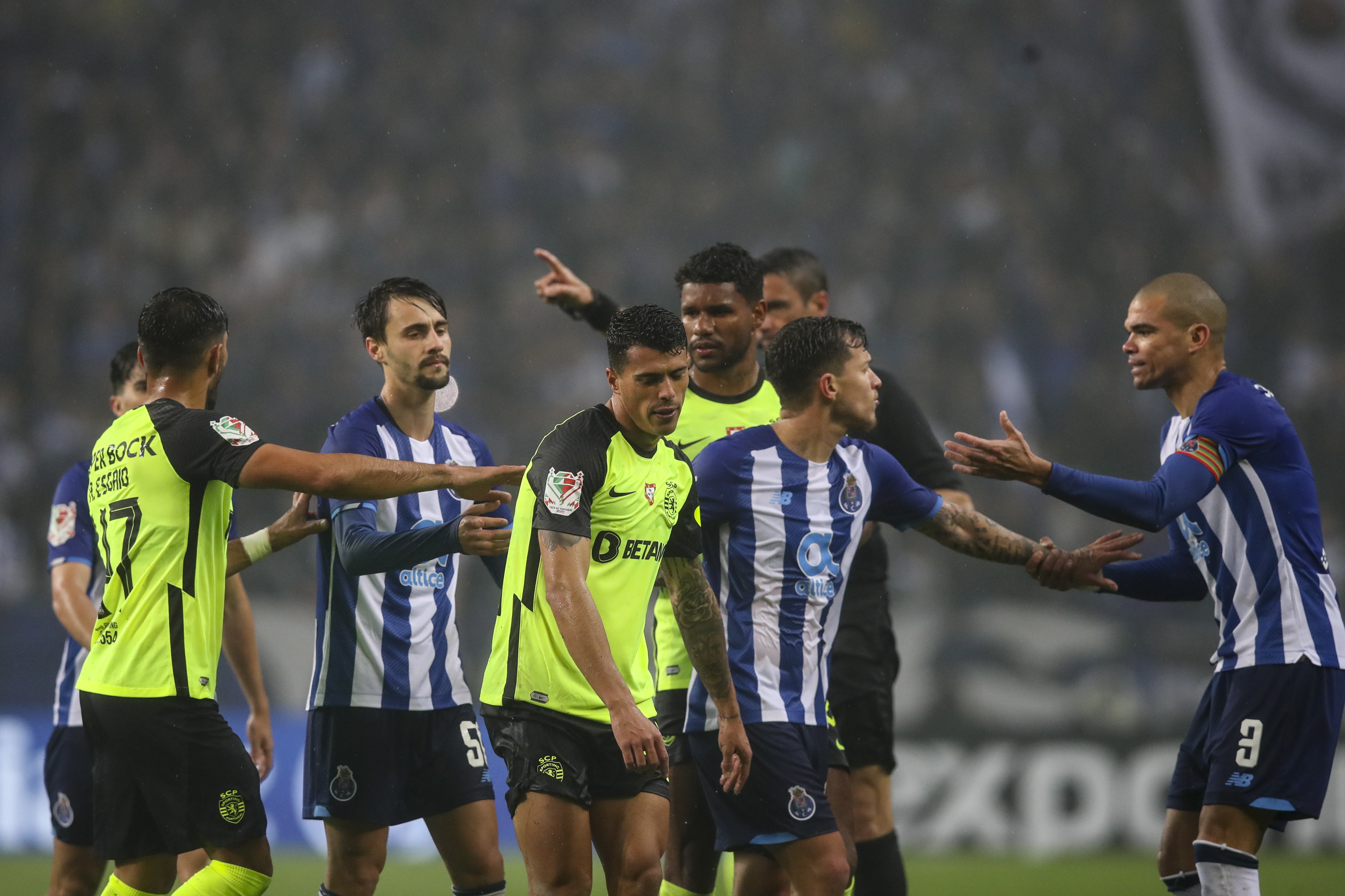 Estádio do Dragão interditado por dois jogos - SIC Notícias