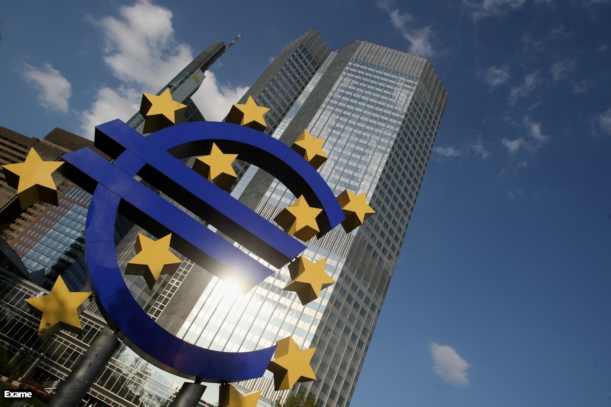 Tres vientos en contra que hicieron caer al euro y lo que podría venir después para la moneda única