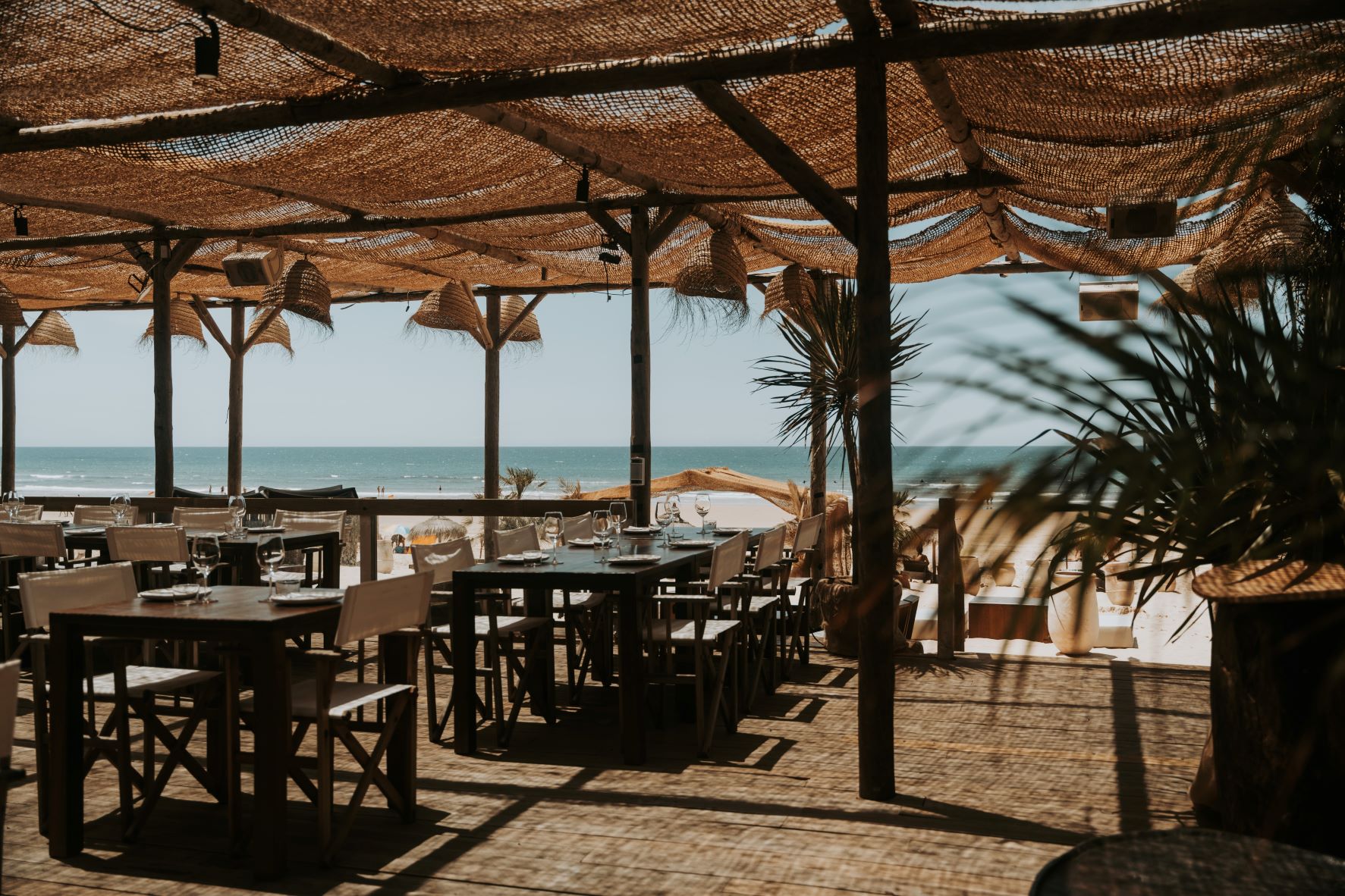 Visão | E o mar aqui tão perto: 11 bares de praia à volta de Lisboa e do  Porto