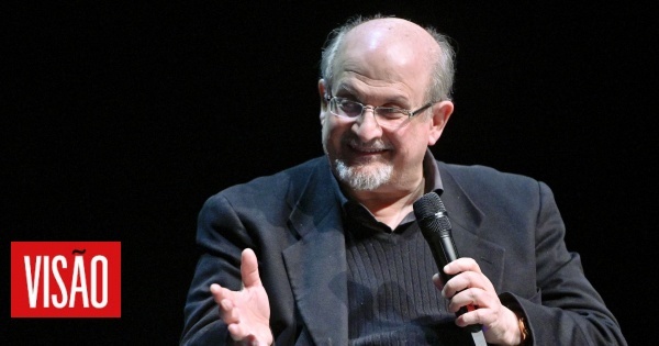 Escritor Salman Rushdie esfaqueado no palco de um evento em Nova Iorque