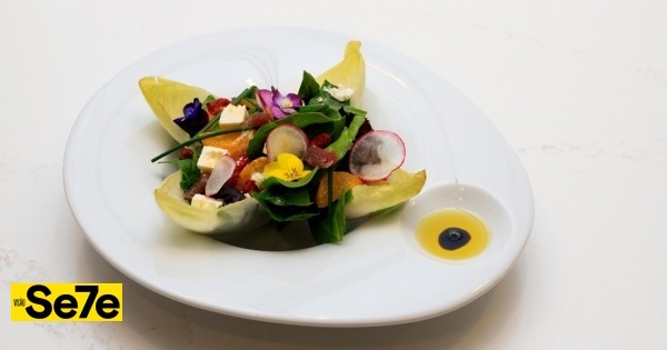 Receita de Salada saudável com espinafres, bagas de goji, feta e chicória, por Daniel Schlaipfer