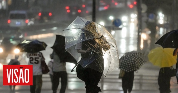 日本は「非常に危険な」台風ナンマドルに備える