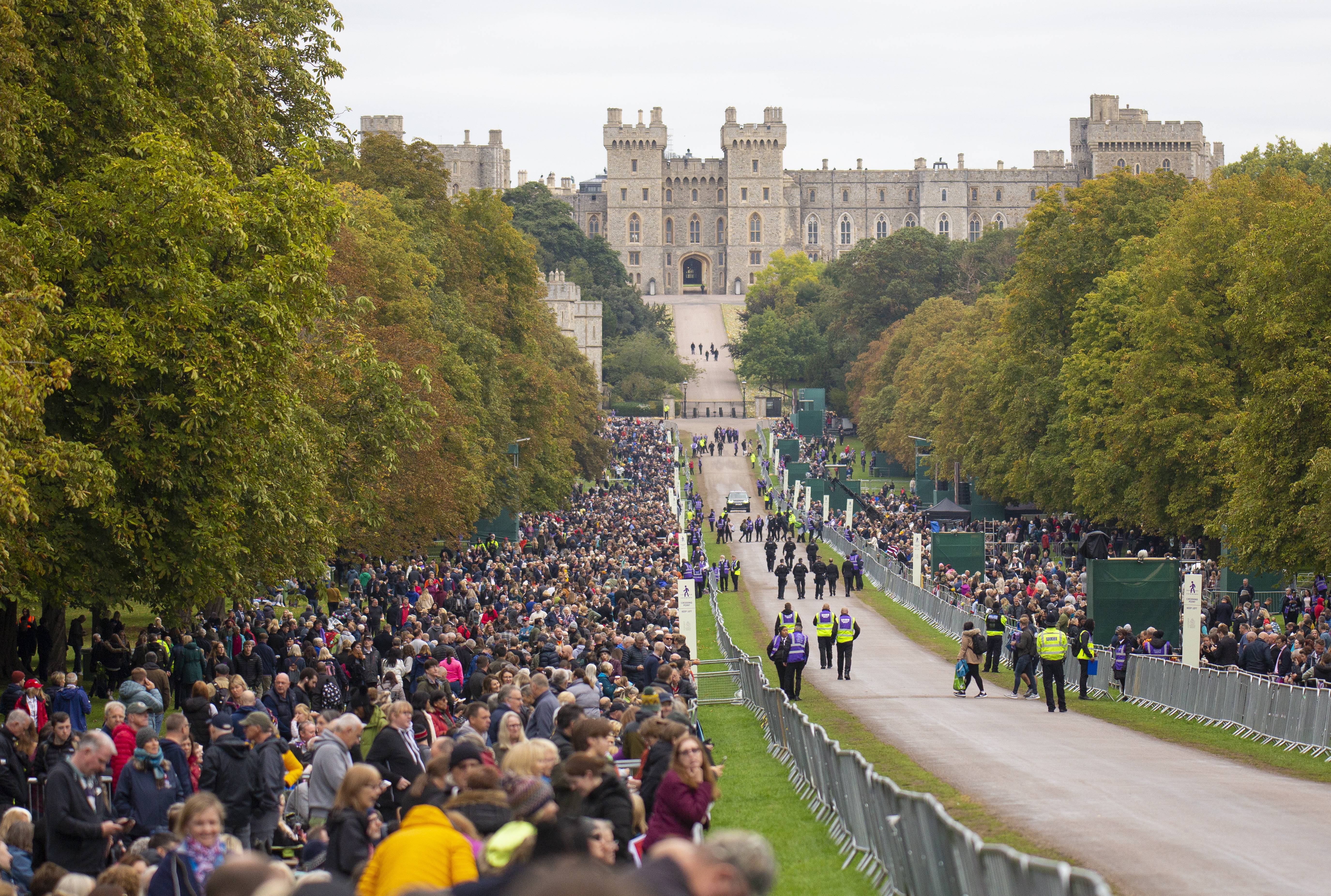 Fila para ver corpo da rainha Elizabeth II tem 5 quilômetros em