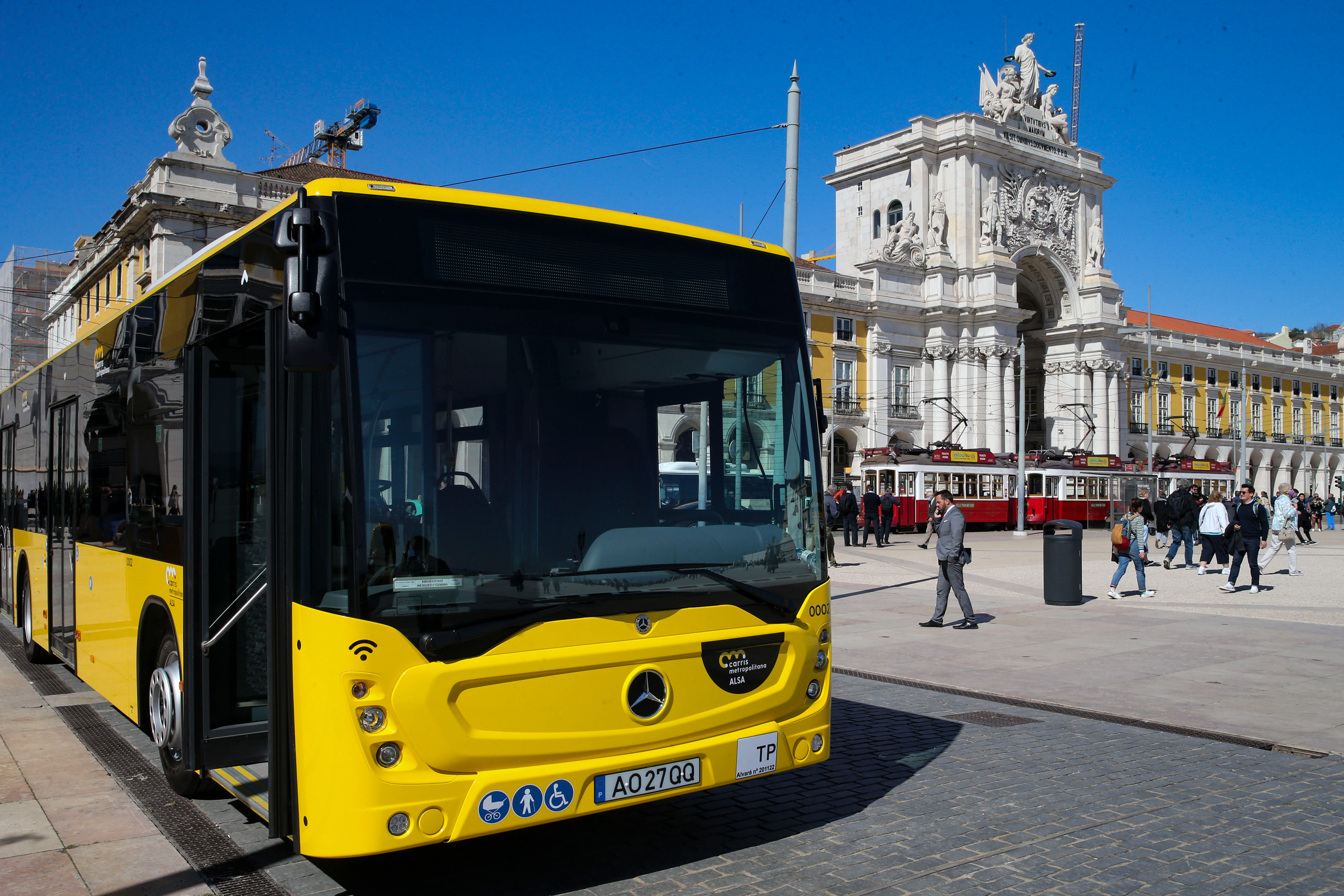 O ônibus escolar amarelo viaja para o prédio da escola através do