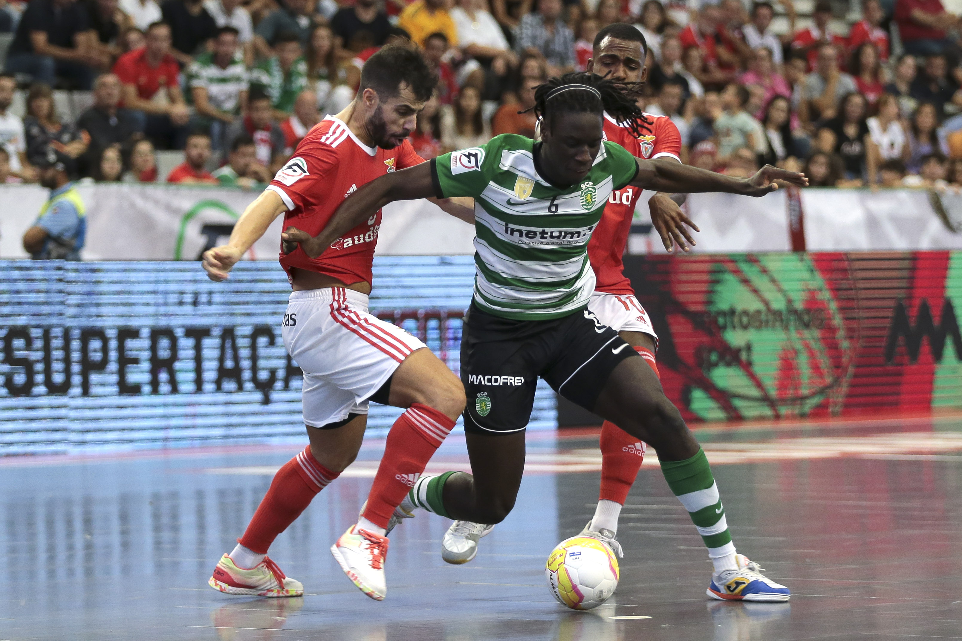 Zicky eleito o melhor jogador do Europeu de futsal - SIC Notícias