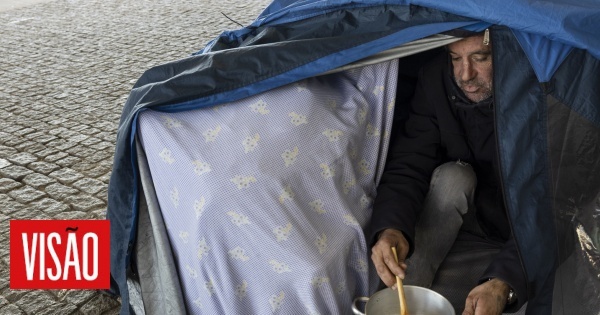 Sem-abrigo do Porto refugiados em tendas para fugir ao frio