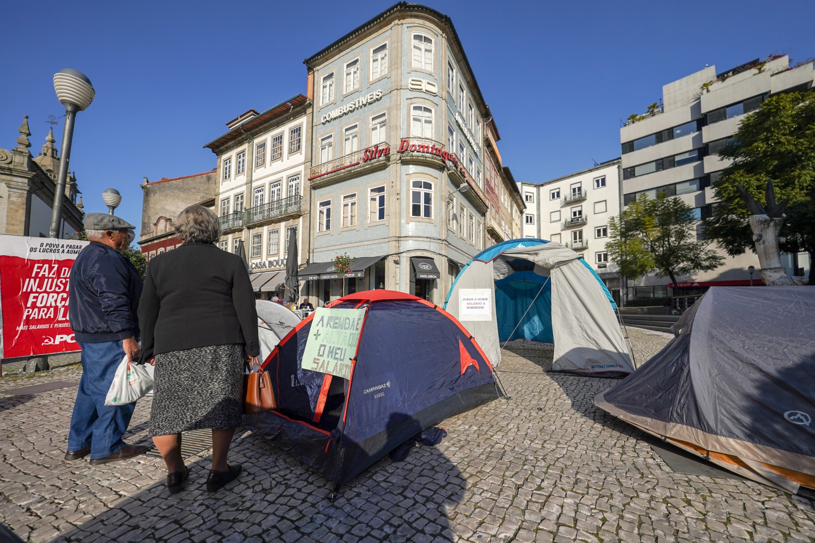 Visão Tendas frente ao Banco de Portugal em Braga para exigir habitação acessível