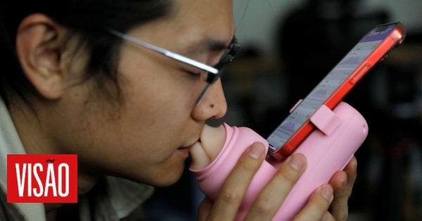 Como funciona a máquina de beijar à distância criada na China e que tem feito sucesso