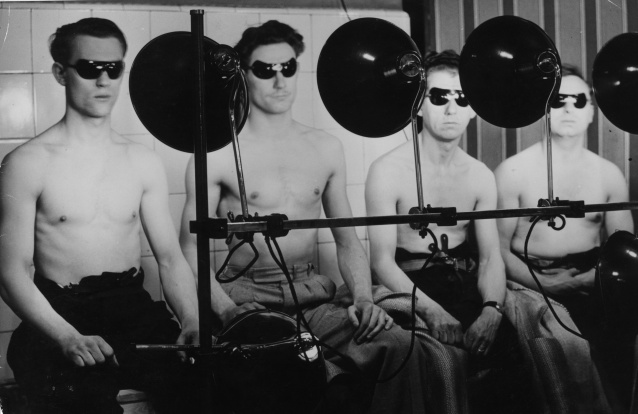 17th April 1942: Civil Defence workers at Finsbury, London, using a Czech invention at the local Health Centre called the mixray which claims to provide the beniftial qualities of sunlight artificially. (Photo by Harry Todd/Fox Photos/Getty Images)
