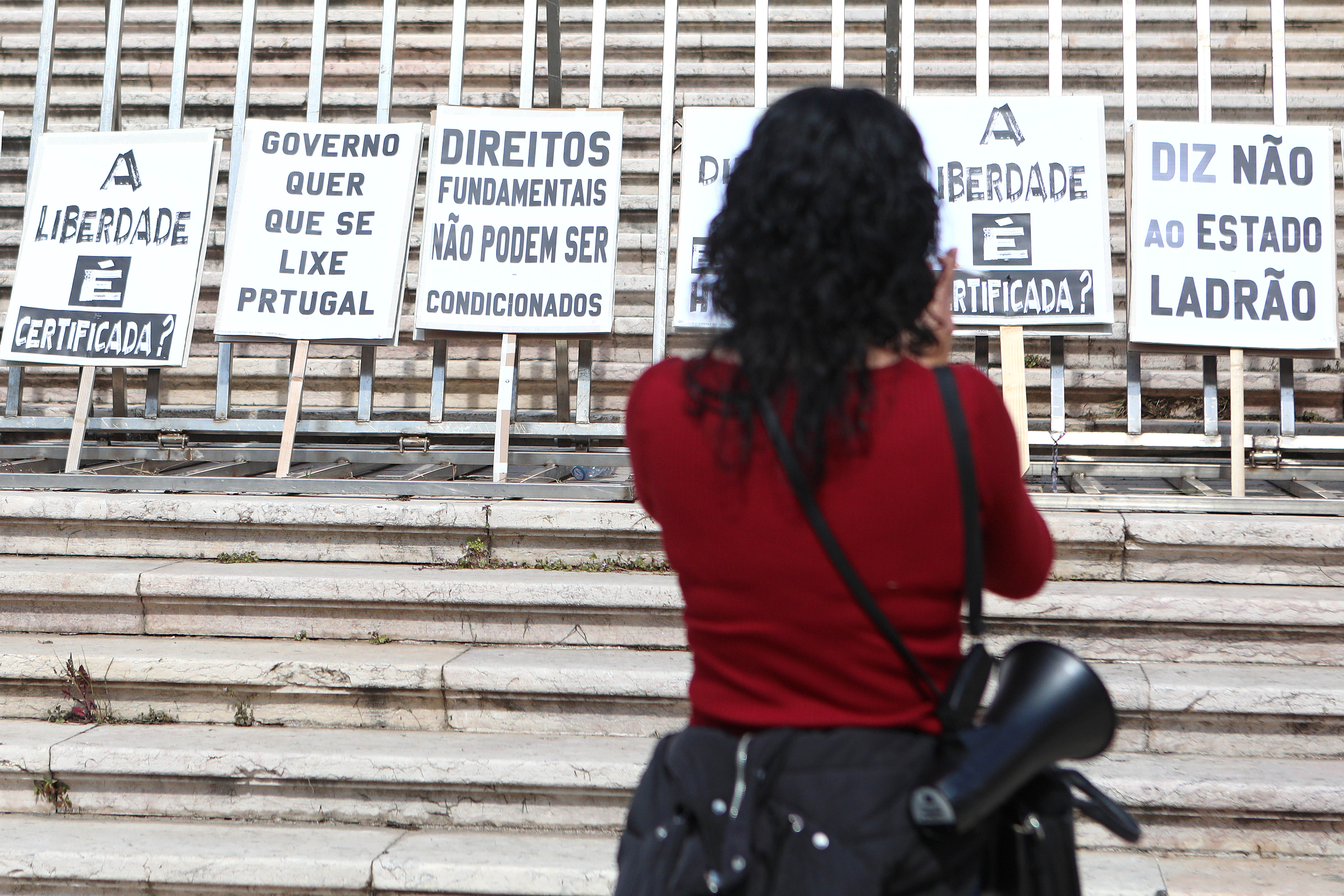 Rumo à Revolução: Os Meses Finais do Estado Novo - Guerra e Paz