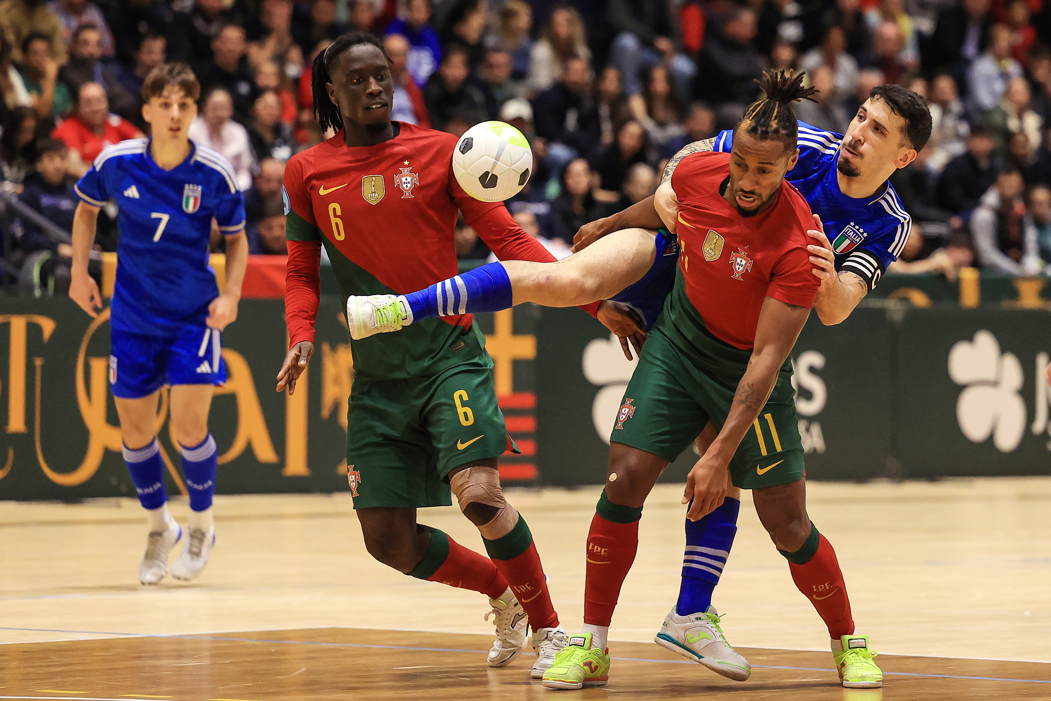 Zicky eleito o melhor jogador do Europeu de futsal - SIC Notícias