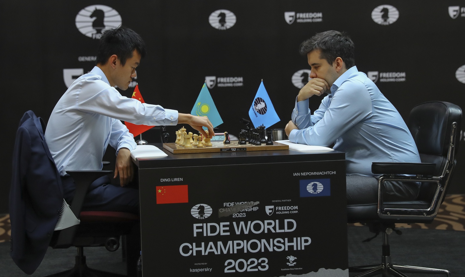 Jogue xadrez contra o próximo Campeão Mundial da FIDE 