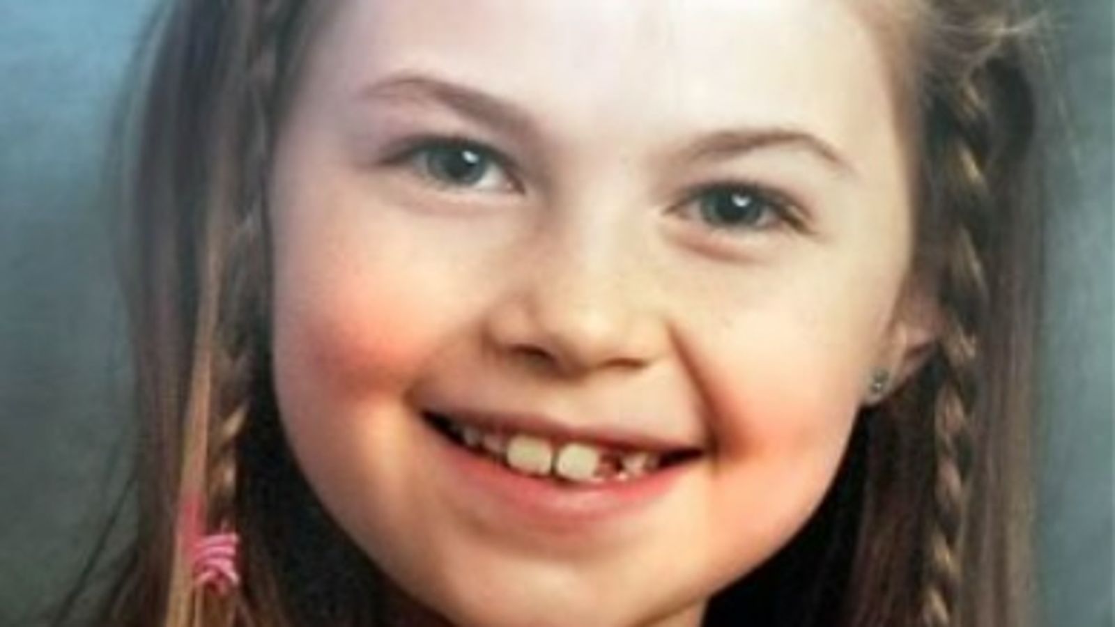 Menina de 9 anos mata colega de 10 a 'mochiladas' e puxões de cabelo, as1