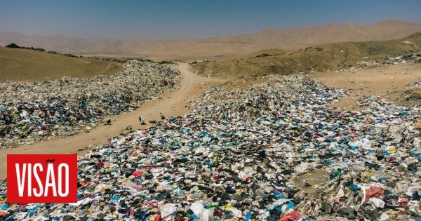 O monte gigante de roupas despejadas no deserto do Chile já se vê do espaço