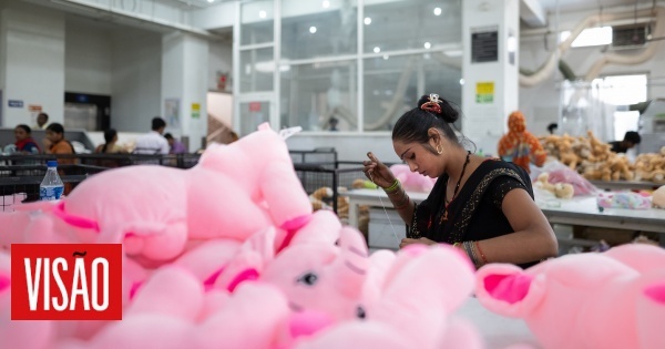 20 imagens para ver por dentro uma fábrica de brinquedos na Índia