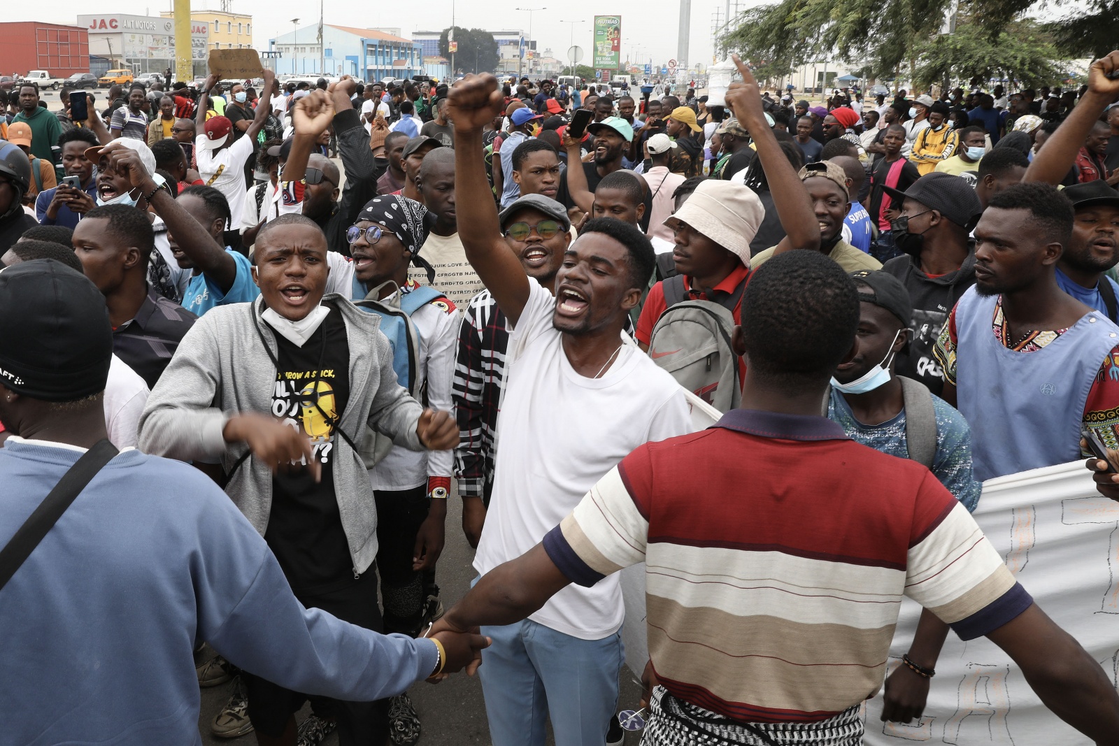 Visão Centenas Concentram Se Em Luanda E Prometem Marcha Pacifica Contra Subida Da Gasolina 
