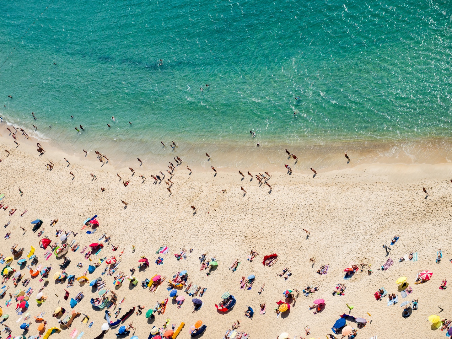 Praia: Jogar à bola, com raquetes e ouvir música alta passa a dar multa