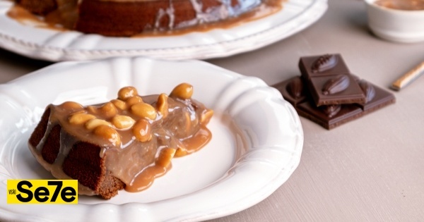 Receita de Bolo cremoso de chocolate com caramelo salgado e amendoim, por Mafalda Agante