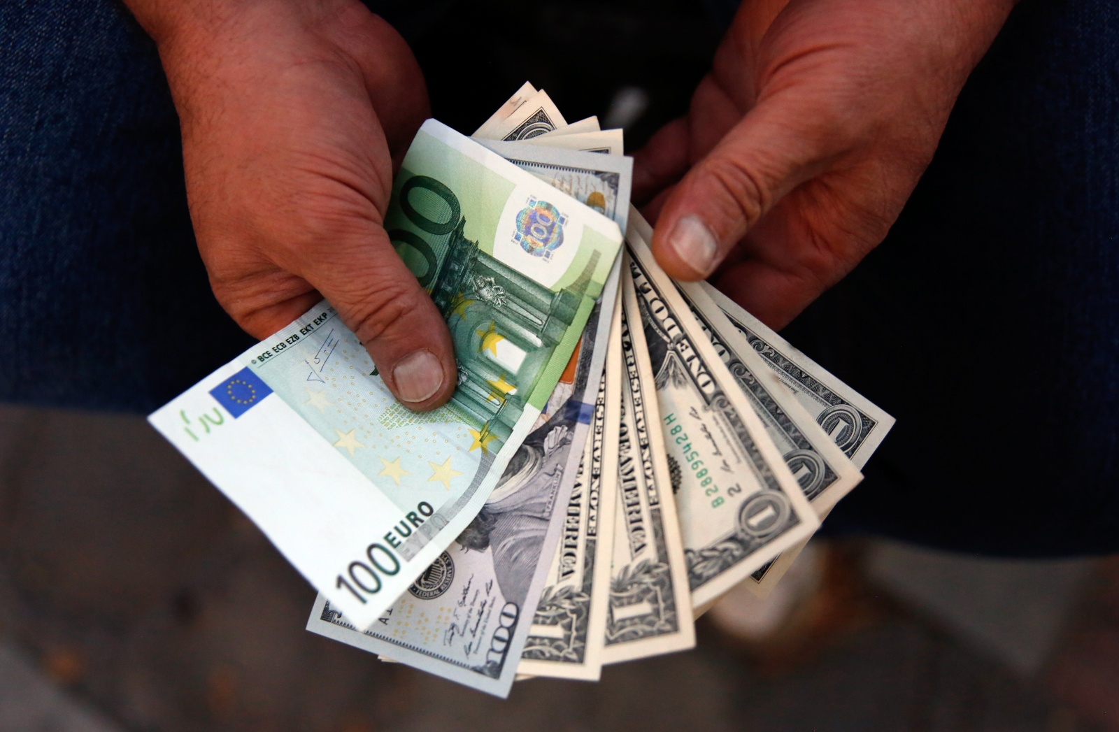 Visão Euro volta a cair face ao dólar e atinge mínimo desde março