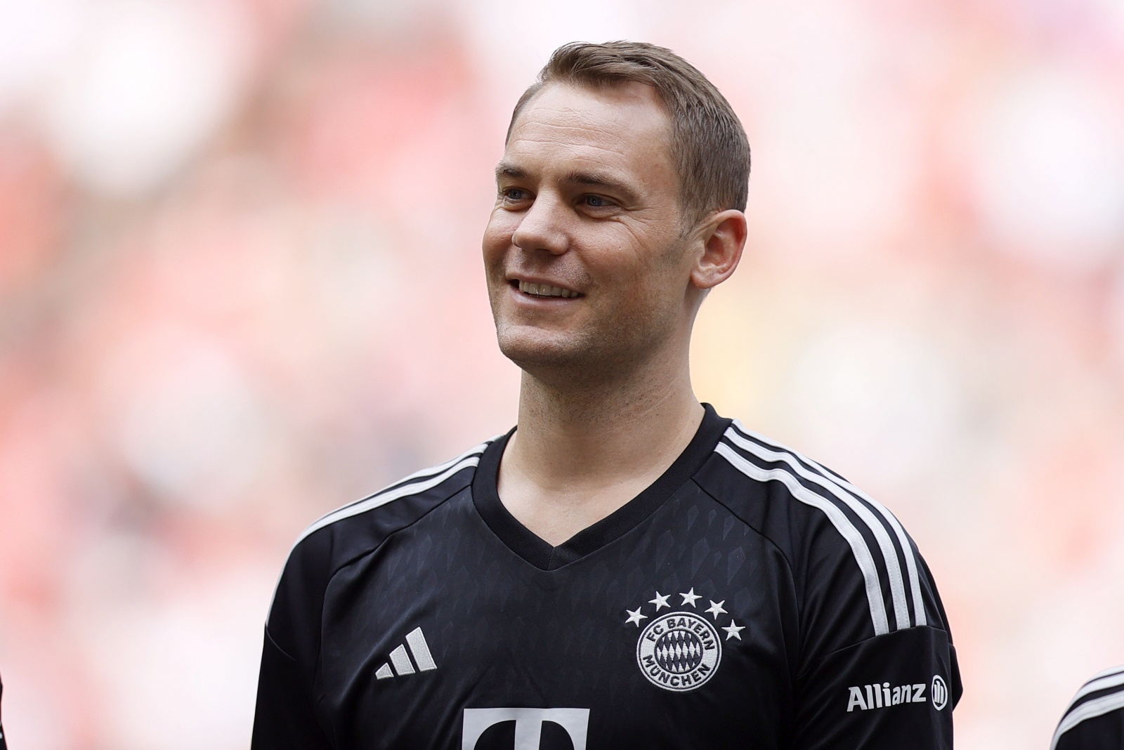 Visão  Guarda-redes alemão Manuel Neuer regressa aos treinos do Bayern  Munique após dez meses