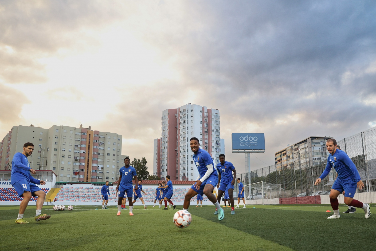 Foto De Homens Jogando Futebol Durante O Dia · Foto profissional gratuita