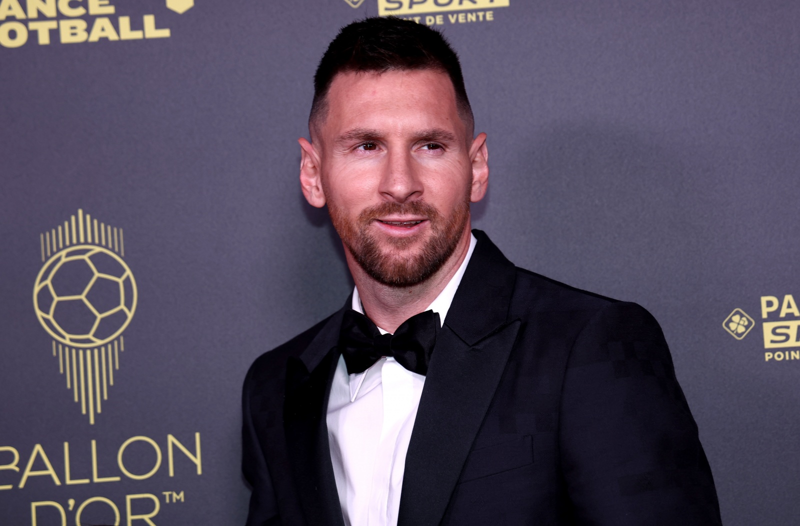 Lionel Messi recebe a 8ª Bola de Ouro da sua carreira!