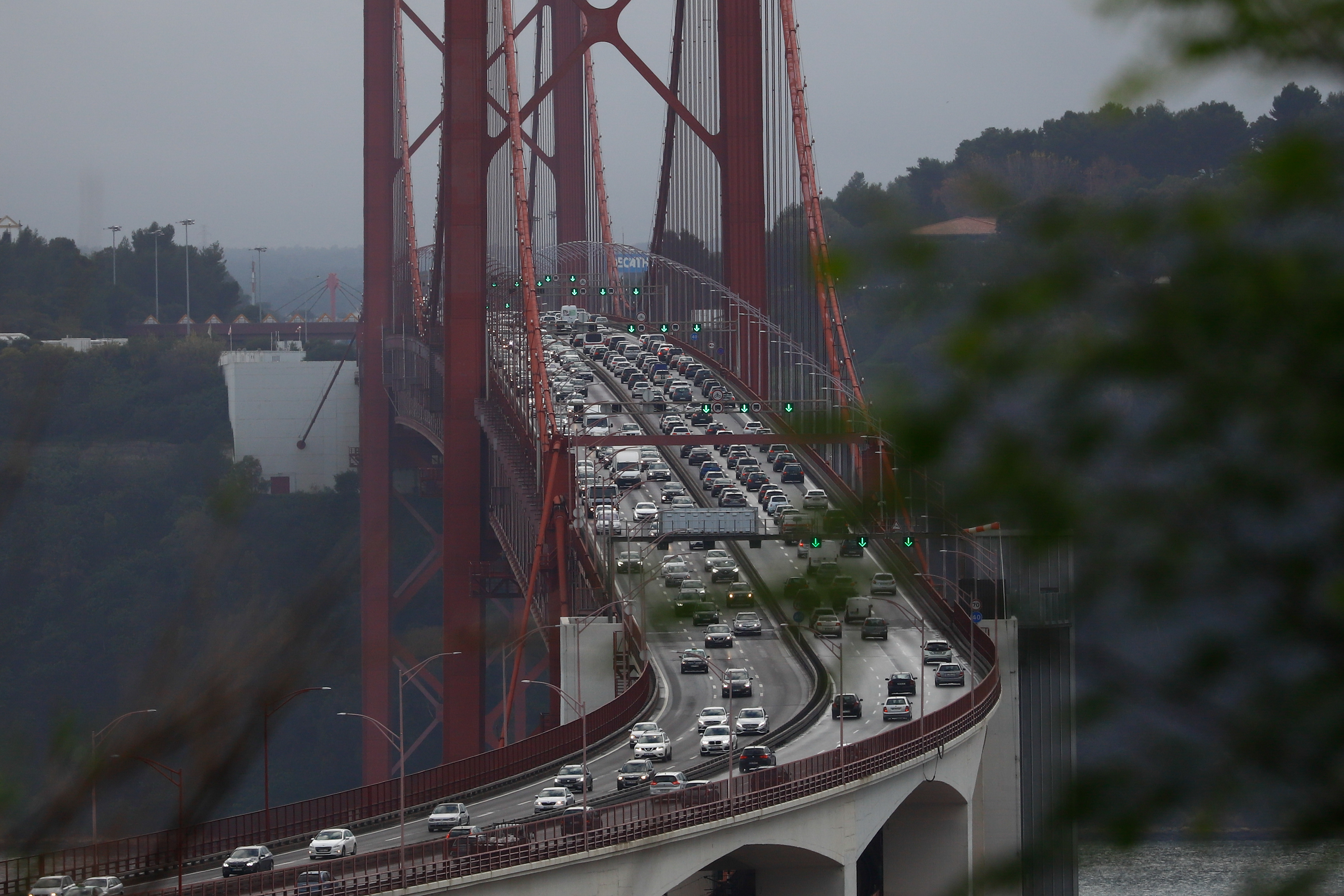 Ponte 25 de Abril com limitações de velocidade devido ao  - Visão