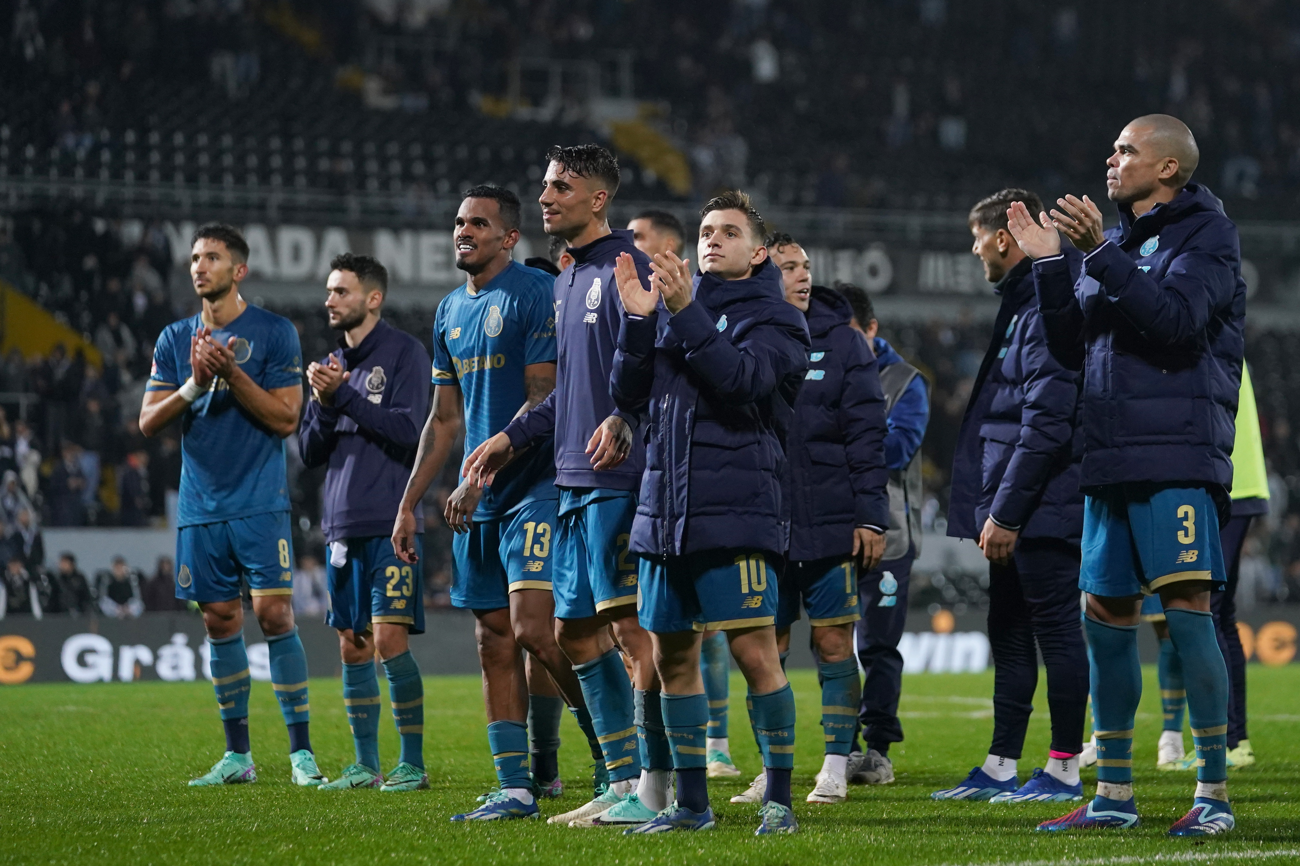 Futebol: Benfica venceu e juntou-se ao FC Porto na liderança do