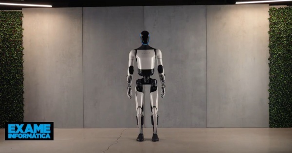 Novo robô humanoide da Tesla anda 30% mais rápido e já manipula objetos delicados