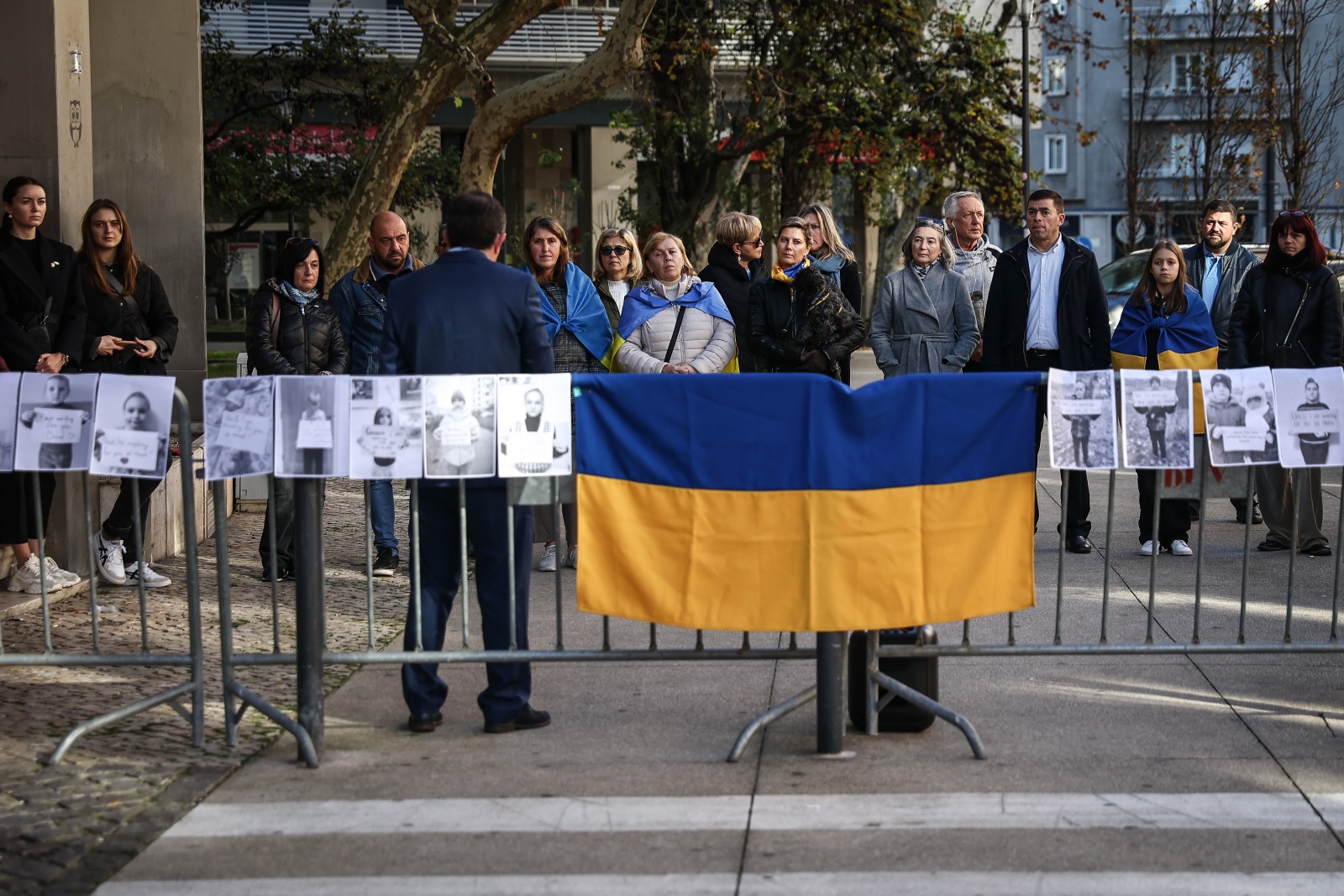 Manifestação de ucranianos frente a embaixada da Federação russa