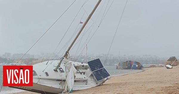 Praia de Bandeira Azul em Ferragudo (Algarve) vive há mais de um mês com três barcos encalhados no areal