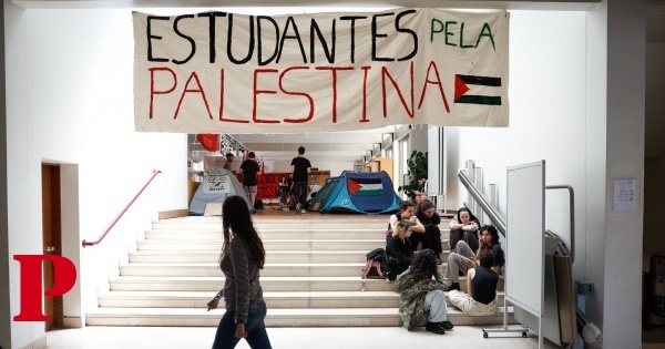 Protesto estudantil bloqueia edifício da FSCH em Lisboa