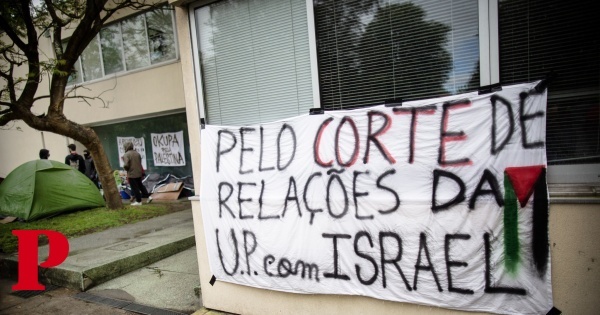 Dezenas de estudantes barricados na Faculdade de Ciências da Universidade do Porto