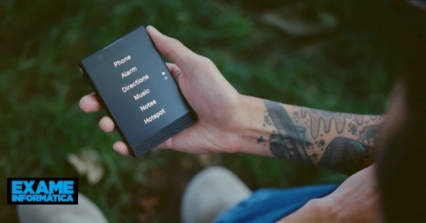 Light Phone III é um telemóvel simples, minimalista e tem ecrã a preto e branco