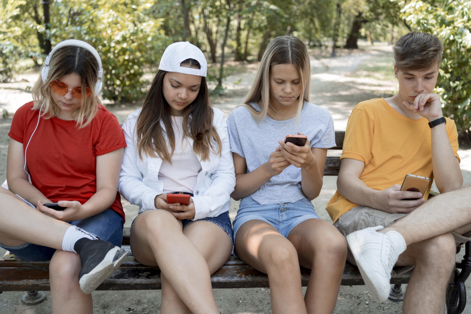 jovens adolescentes smartphones
