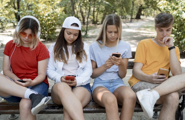 jovens adolescentes smartphones