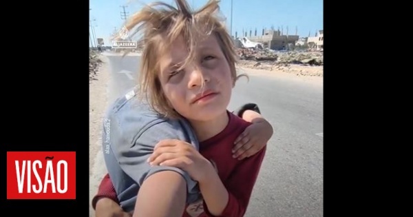 O vídeo da menina a transportar a irmã, ferida, às costas, em Gaza, que está a correr a internet