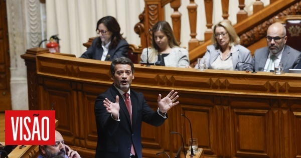 Tensão no Parlamento: Coisas à porta do PAN, convidados do Chega que entram em gabinetes e gravações com telefones