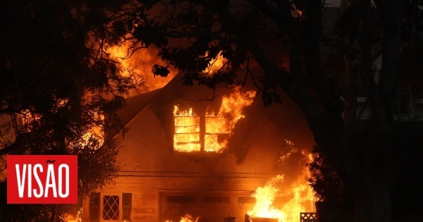 As imagens impressionantes dos incêndios que estão a devastar a Califórnia