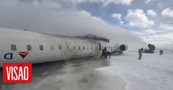 Imagens mostram avião virado ao contrário na pista de aeroporto de Toronto