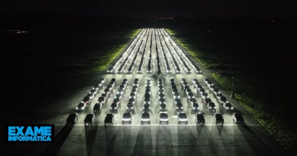 Vídeo: 1150 Teslas dão espetáculo de luzes que bate recorde mundial