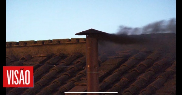 Fumo negro depois da primeira votação. Conclave para eleger novo Papa continua
