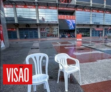 Tití me preguntó: o que significam duas simples cadeiras brancas?