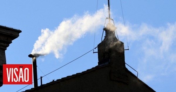 Fumo branco no Vaticano. Está escolhido o novo Papa