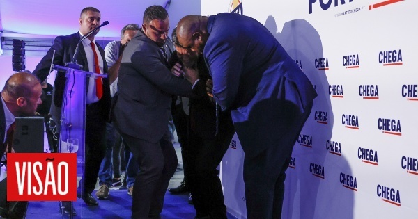 André Ventura sente-se mal durante comício e é retirado do palco em Tavira