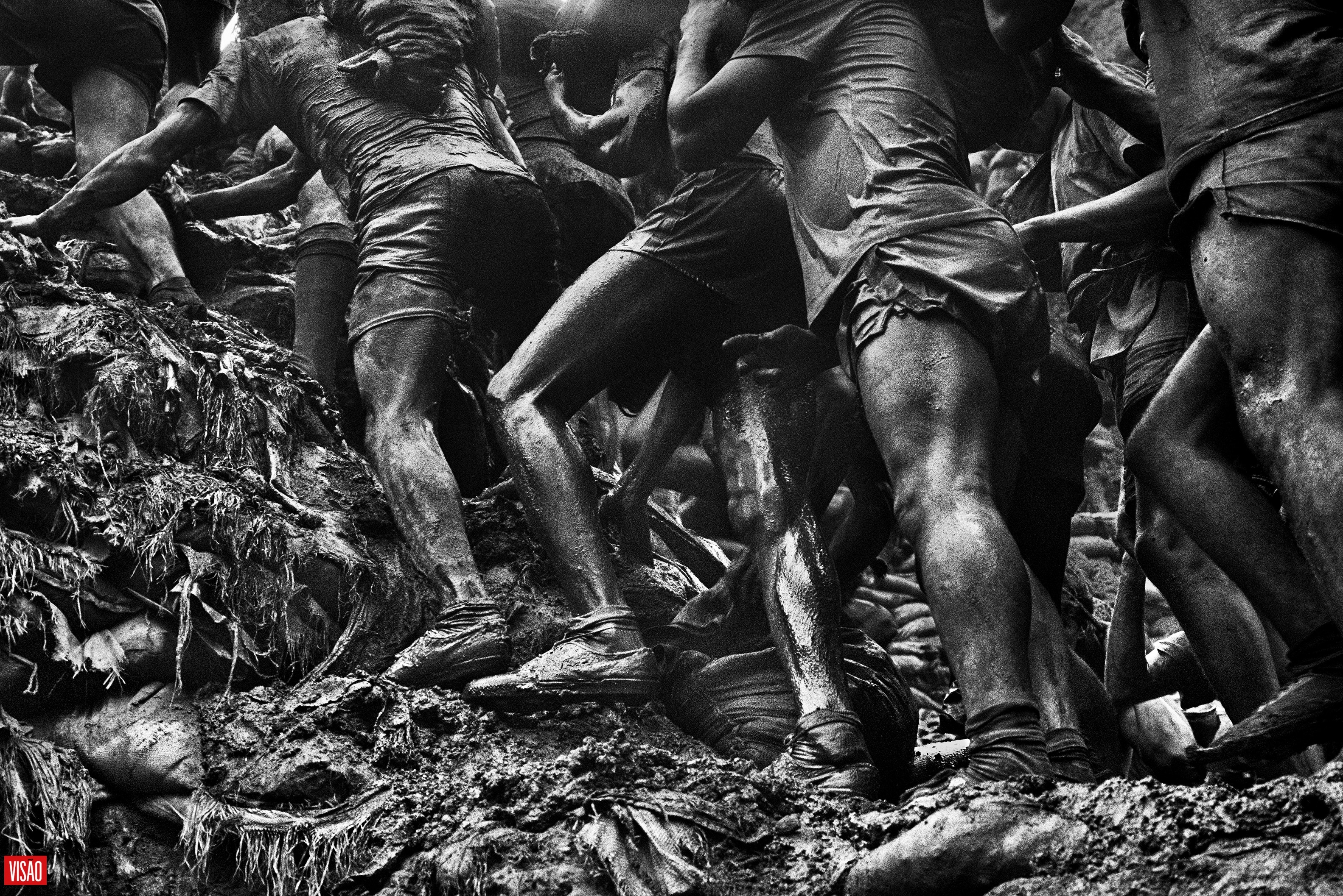 As fotografias da escravidão que Sebastião Salgado encontrou nas minas de ouro do Brasil
